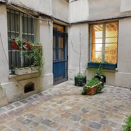 Apartment Harpe Paris